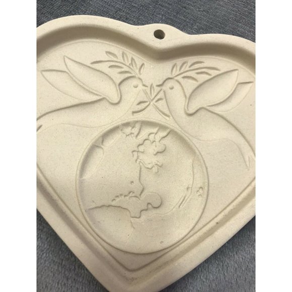 PAMPERED CHEF Heart 2002 Peace on Earth Family Heritage Stoneware Cookie Mold - Picture 3 of 3